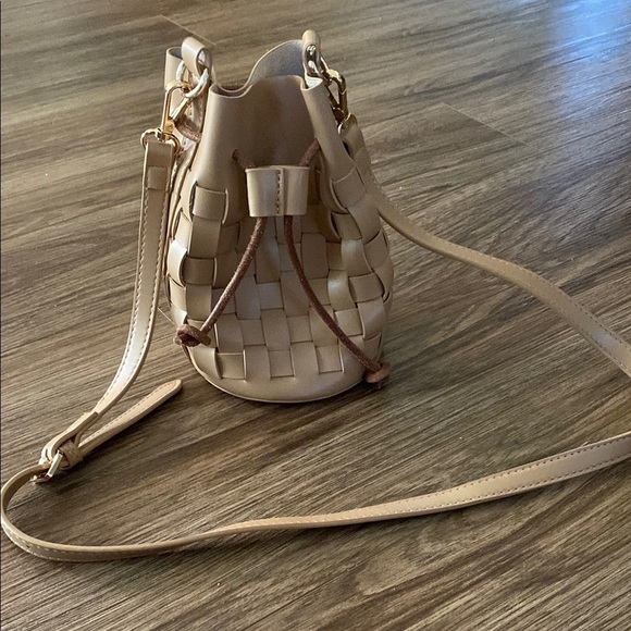 NWOT MELIE BIANCO VEGAN LEATHER BAG - JODY
Woven bucket crossbody - Picture 3 of 10